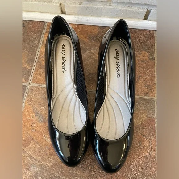 Easy Street Black Patent Pumps (Size 9WW) - Picture 3 of 8